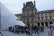 Le Louvre a rouvert mercredi matin, trois jours après le vol spectaculaire de huit joyaux de la couronne de France