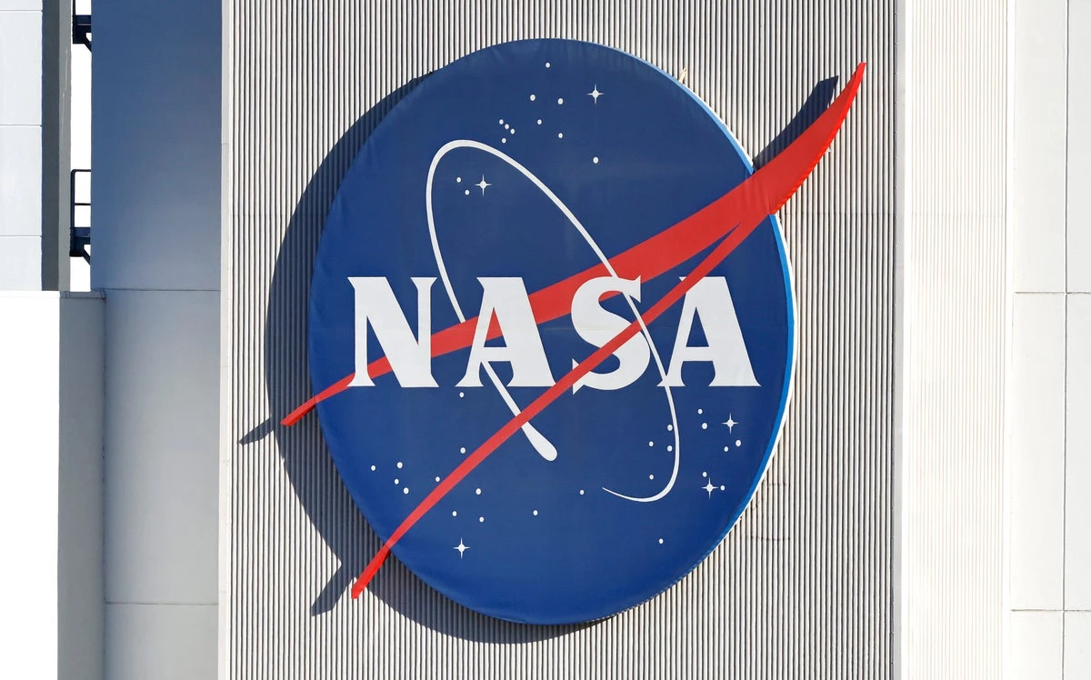 Ex-NASA astronauts form new group to promote U.S. constitutional values