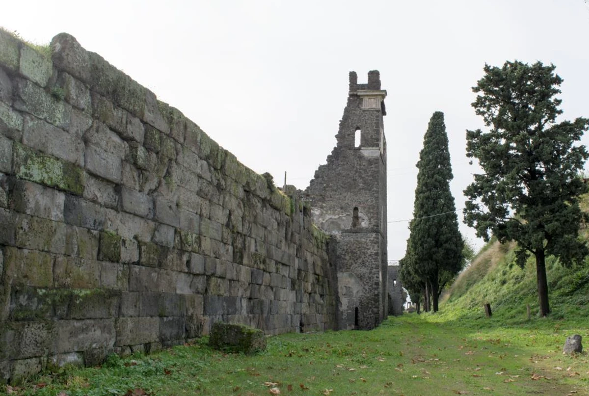 Ancient Roman ‘machine-gun’ damage discovered on Pompeii walls