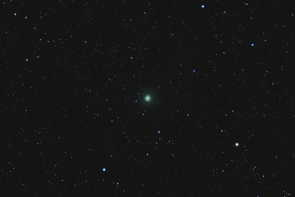 Stunning Comet Could Photobomb This April's Total Solar Eclipse