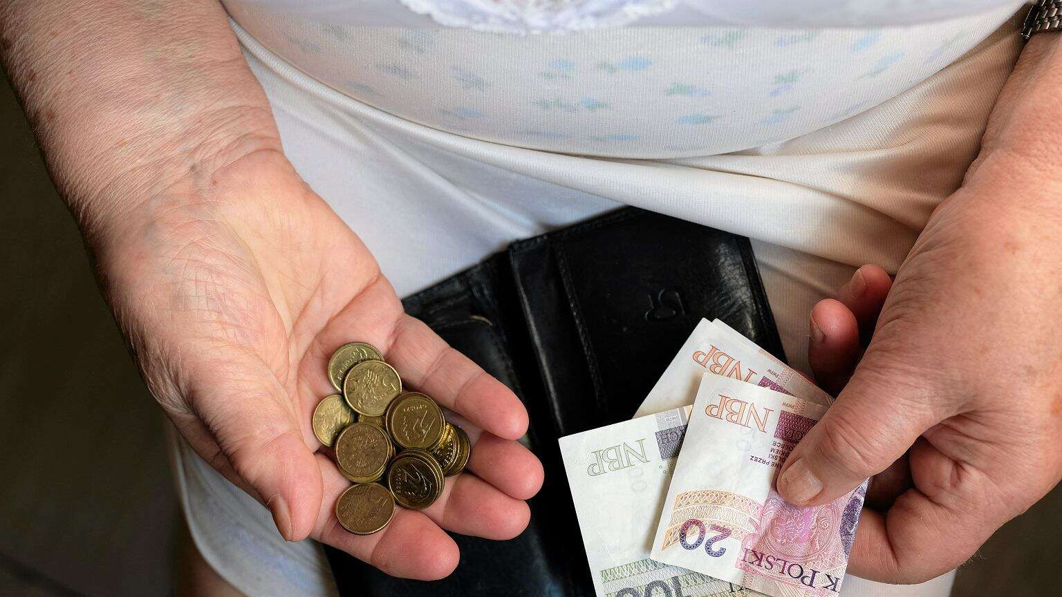 W październiku ważna zmiana. Ci emeryci dostaną pieniądze wcześniej. ZUS podał nowe terminy