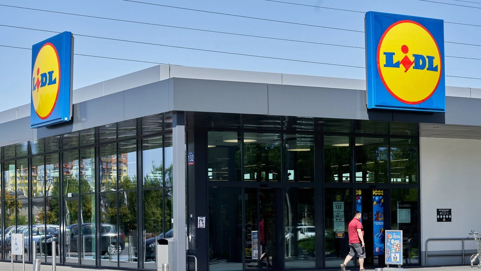 Na plażę i wakacyjne wojaże. Hit z Lidla za 29,99 zł wygrywa z upałem. W Jysku podobny