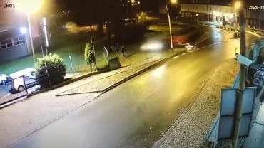Kalety. Z impetem wjecha w pieszych idcych chodnikiem. Po wypadku wysiad z auta i uciek