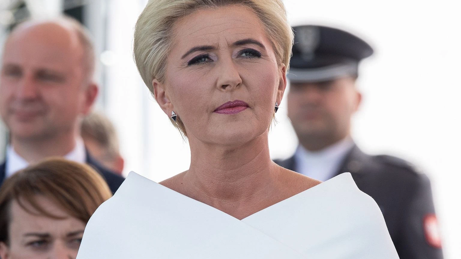 Agata Duda w modnej stylizacji na lato.Ta sukienka w kwiaty to hit! Podobną kupisz za mniej niż 100 złotych