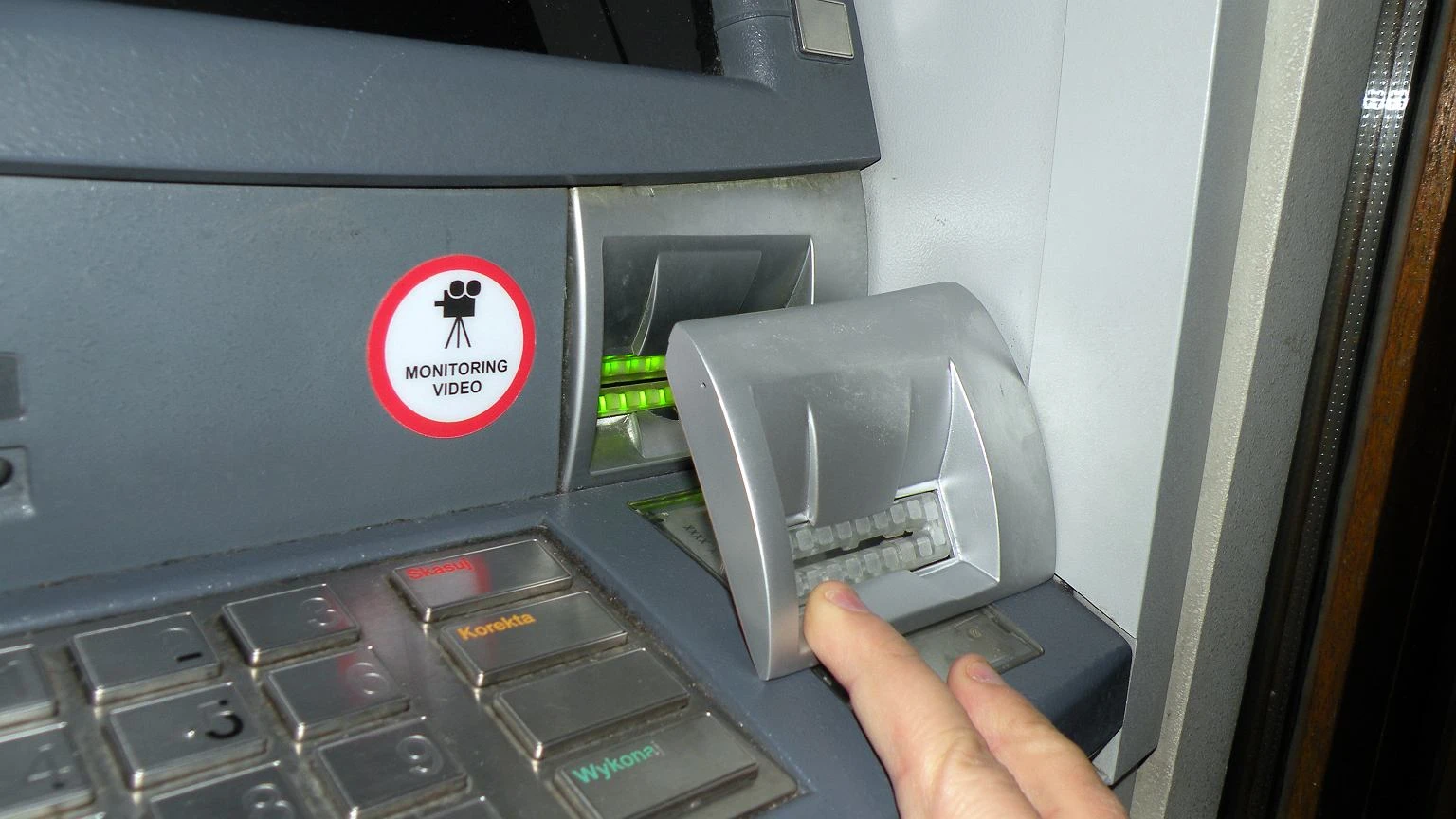 Karta znika w bankomacie i zaczyna się dramat. Przez 