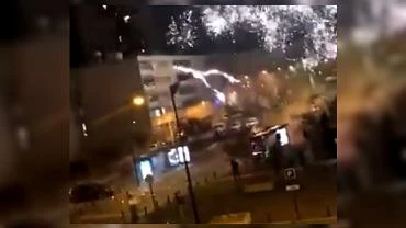 Francja. Atak na komisariat policji pod Paryem. Macron: To przejaw wielkiego zdziczenia