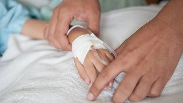 Rodzice maj utrudniony kontakt z hospitalizowanymi dziemi. Ministerstwo Rodziny i Rada Rodziny apeluj do szpitali