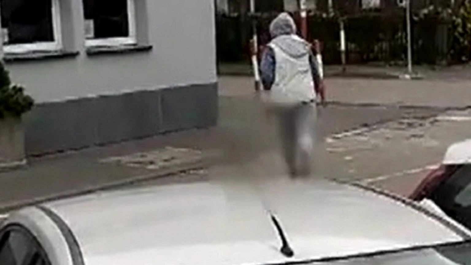 Kobieta terroryzuje sąsiadów w Warszawie. 