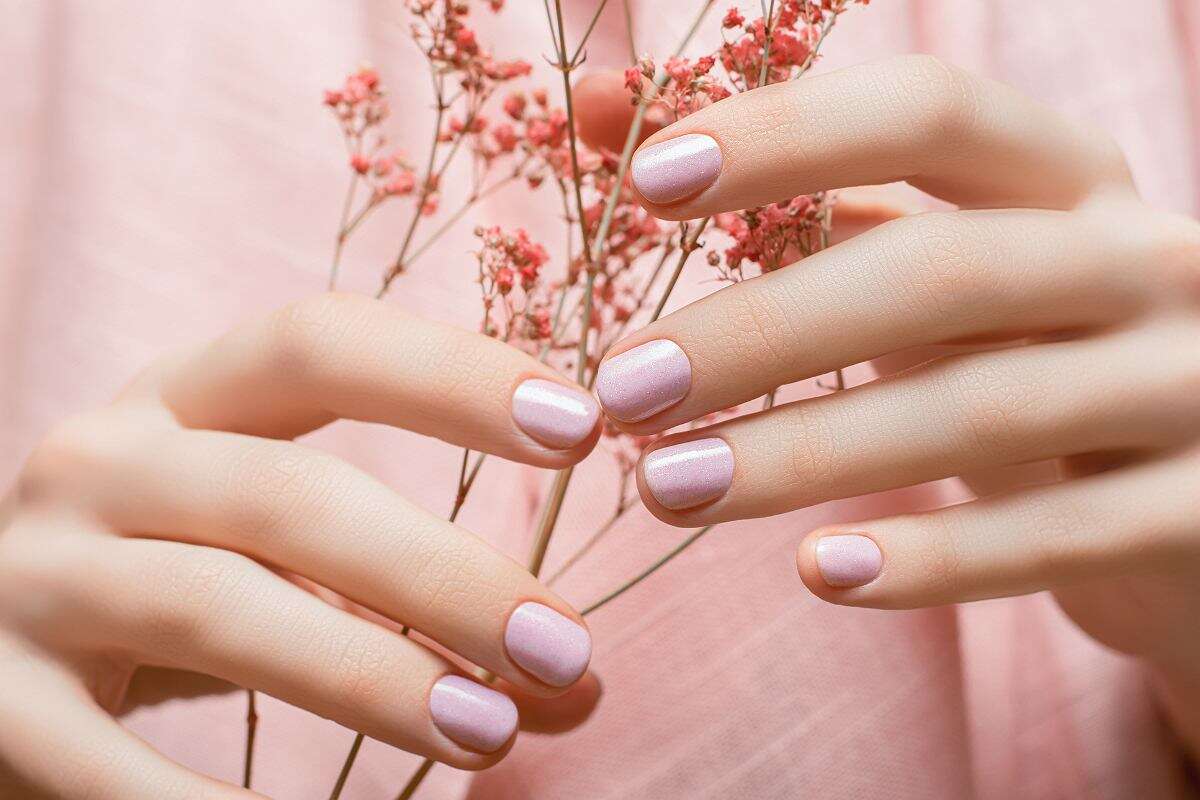 Ten manicure dodaje elegancji lepiej od biżuterii. Wysmukli dłonie i zrobisz go sama