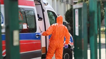 Kalisz. Karetki czekay 6 godz. pod szpitalem. Wiozy pacjentw z podejrzeniem COVID-19