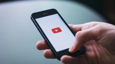 YouTube bdzie weryfikowa nasz wiek. Moe poprosi o nasz dowd osobisty lub kart patnicz