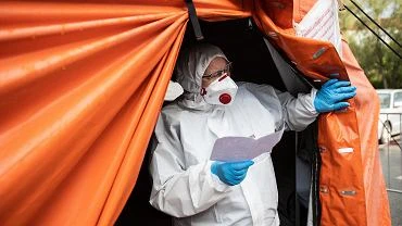 Wirusolog: Do wzrostu zakae przyzwyczaja si nie radz, bo bdziemy tylko liczy zgony