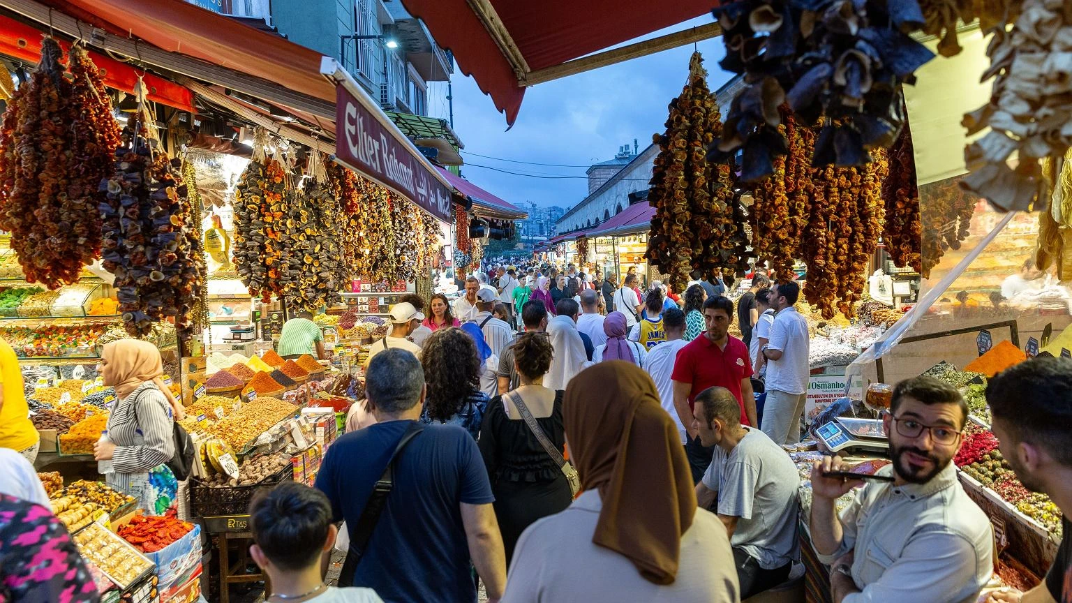 Pokazała, jak się ubrać na turecki bazar, żeby zapłacić mniej