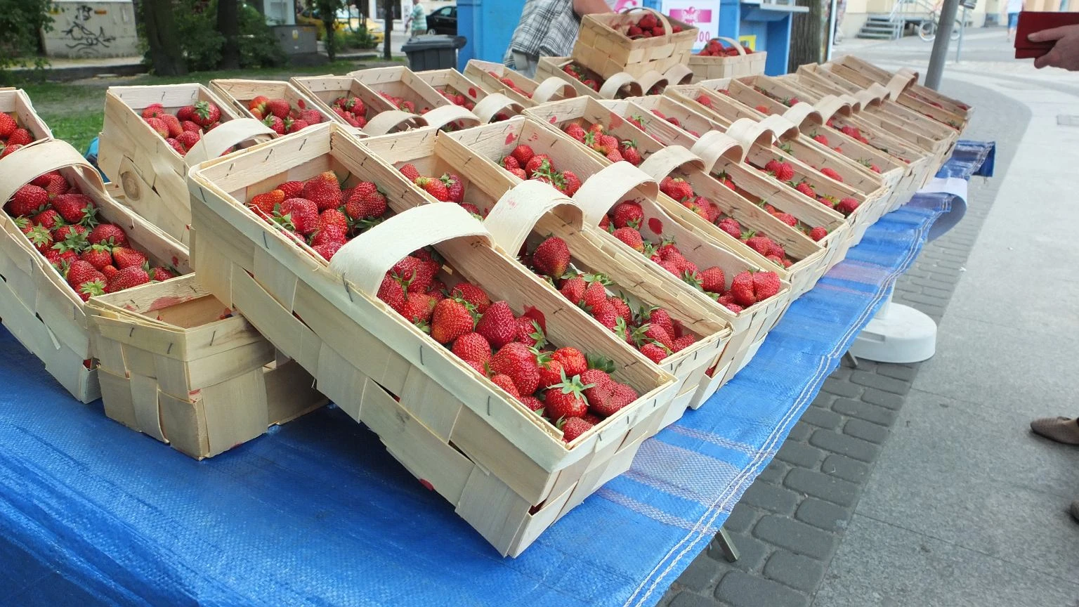 Afera o truskawki na straganach. 