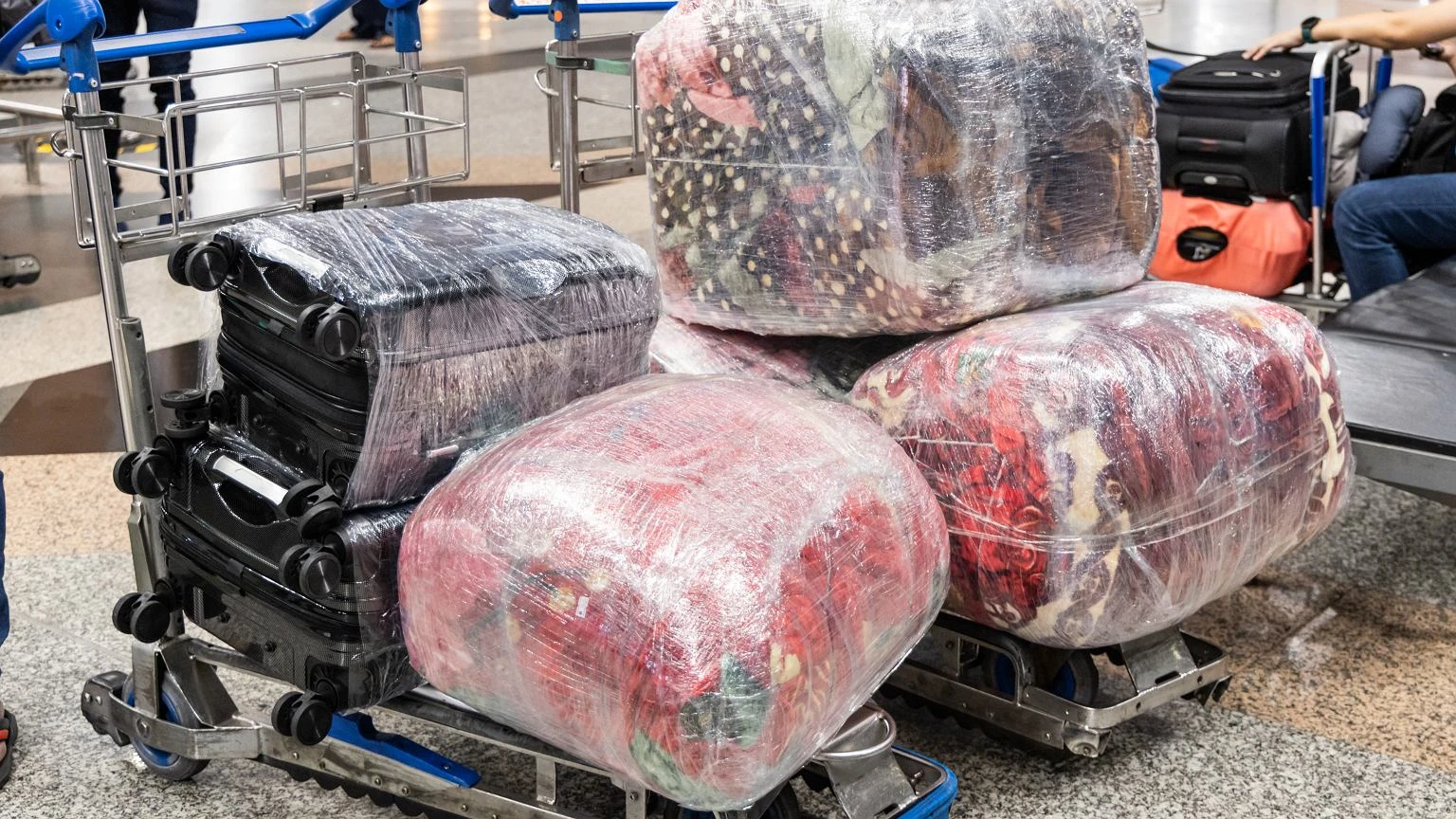 Owijasz bagaĹź foliÄ? UwaĹźaj na ten bĹÄd. Po lÄdowaniu moĹźe ciÄ sporo kosztowaÄ