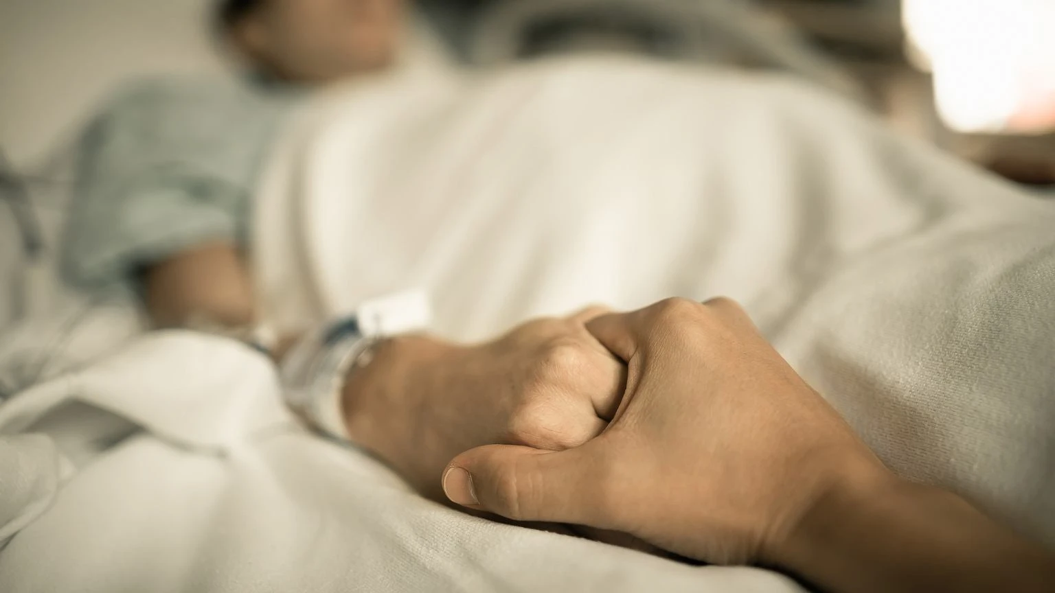Dopiero po tym czasie wyrzucają ubrania po zmarłych. Wierzą, że inaczej może ich odwiedzić