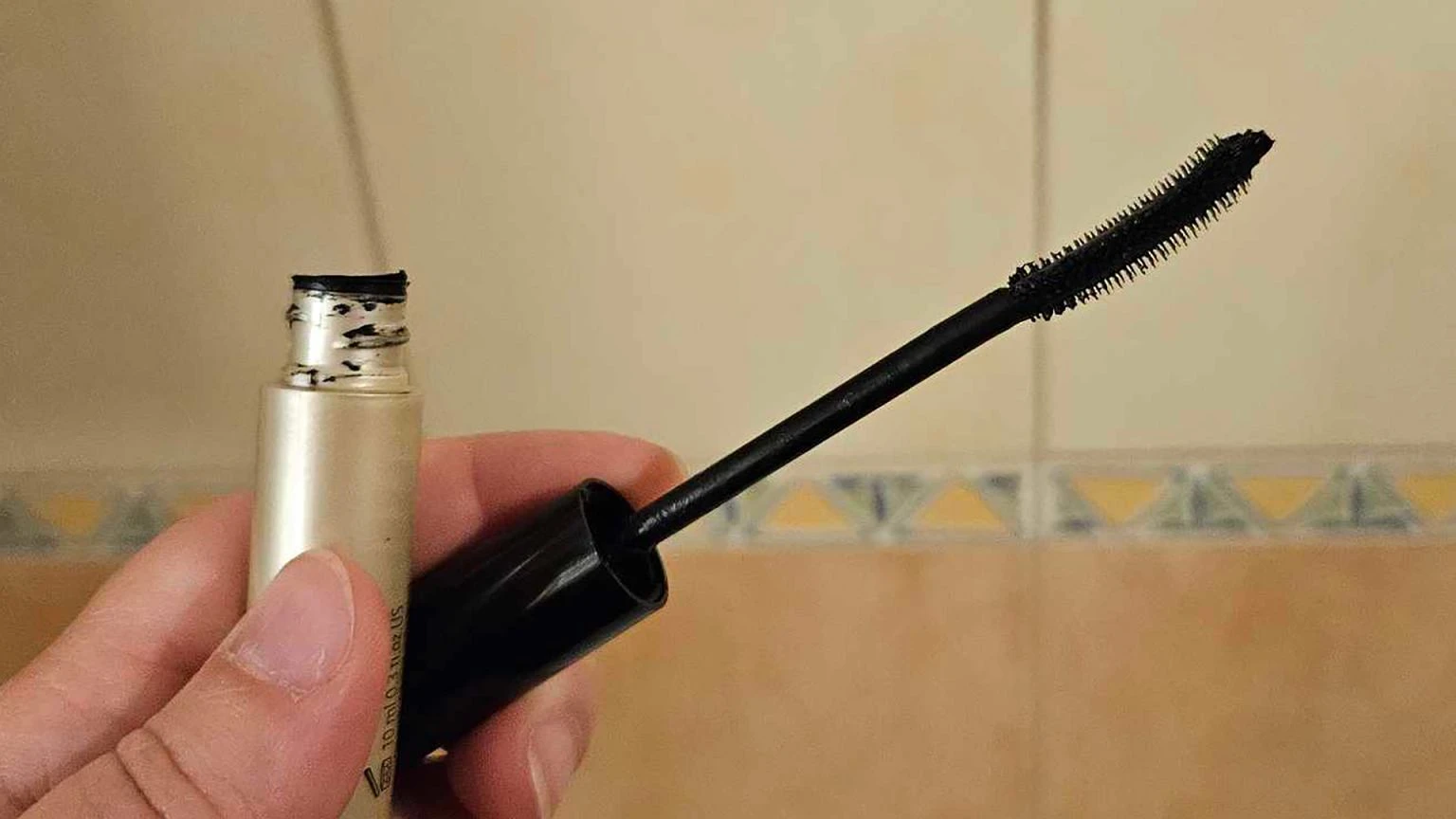 Dolej 5 kropli do tuszu i wstrząśnij. Po zaschniętej grudzie nie pozostanie ślad. Będzie jak nowy