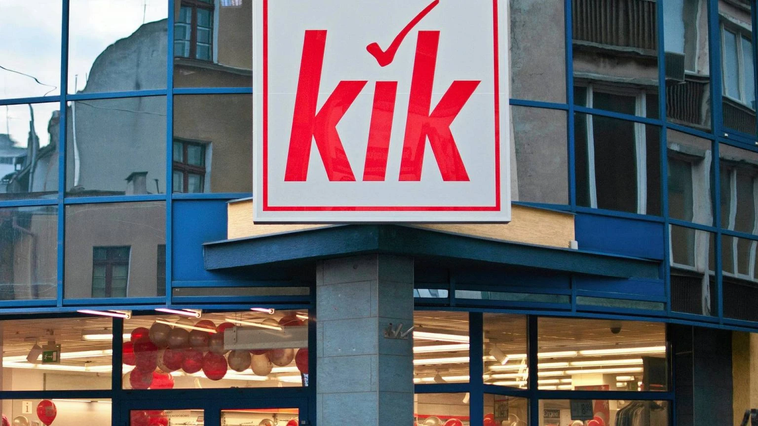 Wszystkie chciały ją mieć. KiK ma promocję na hitową kurtkę z lat 50. Perełka też w C&A