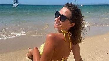 Monika Mrozowska pozuje w bikini. 