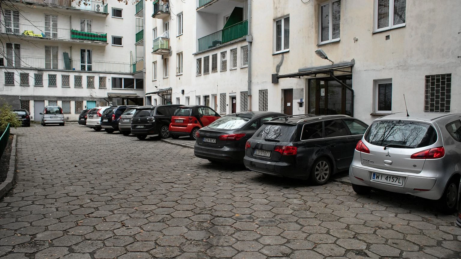 SpĂłĹdzielnia stawia znaki, a na osiedlu wrze. Czy zakaz parkowania pod blokiem jest legalny?