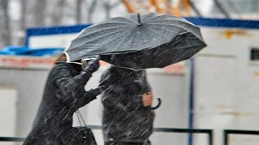 Prognoza pogody. IMGW ostrzega przed silnym wiatrem. W nocy moe spa deszcz ze niegiem