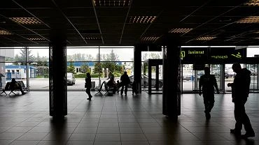 40-latek na katowickim lotnisku zaartowa, e ma bomb. Dosta mandat i nie polecia na wakacje