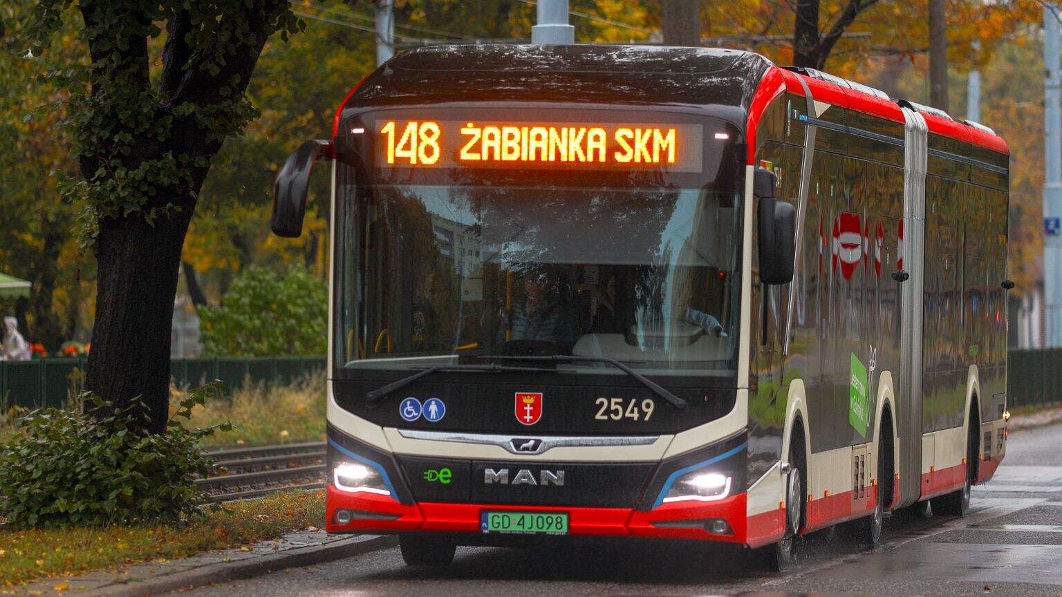 Próbowała przewieźć autobusem półkę i szynę. Kierowca zaczął grozić policją. 