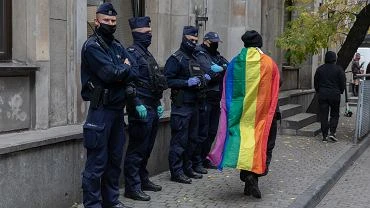 Poranne zatrzymanie aktywistki w zwizku z imionami ofiar homofobii na budynku MEN