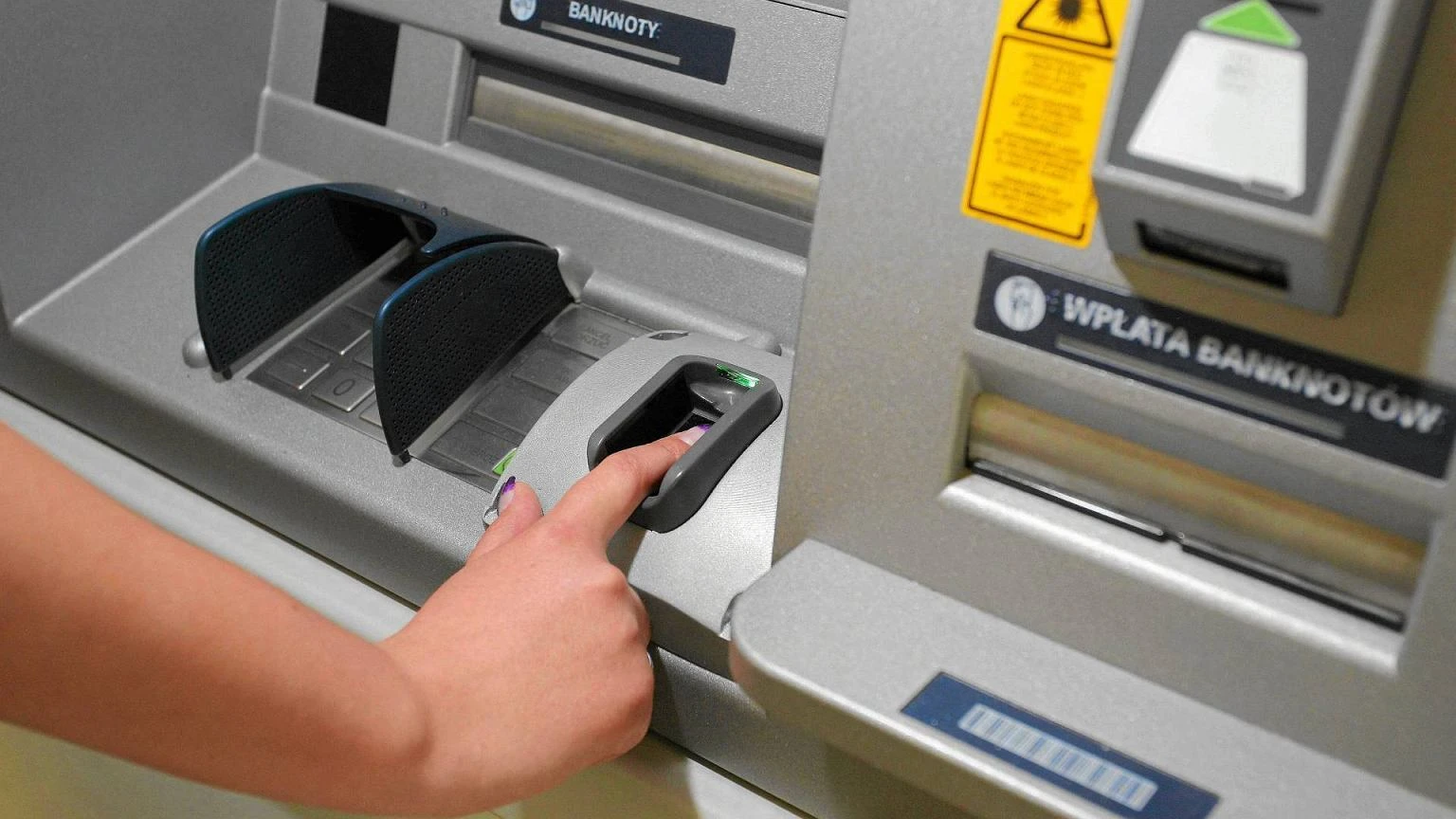 Czy bankomat rozpozna PIN wspak jako sygnaĹ alarmowy? To pomysĹ sprzed 30 lat