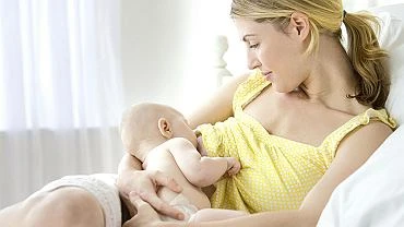 Karmienie piersi a kondycja wosw. Czy laktacja wpywa na wypadanie wosw?