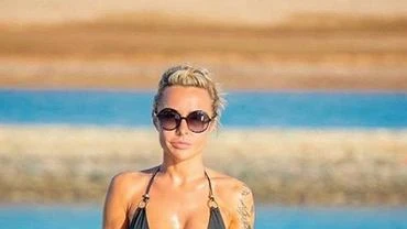 Blanka Lipiska na odwanym zdjciu. Pozuje w samym bikini i chwali si uminionym brzuchem. 