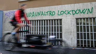Zamknite sklepy, godzina policyjna, ograniczenie kontaktw. Mapa Europy zapenia si maymi lockdownami