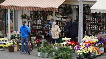 Cmentarze zamknite z powodu koronawirusa. Premier zapowiada, e przygotowuje pienidze dla handlujcych zniczami