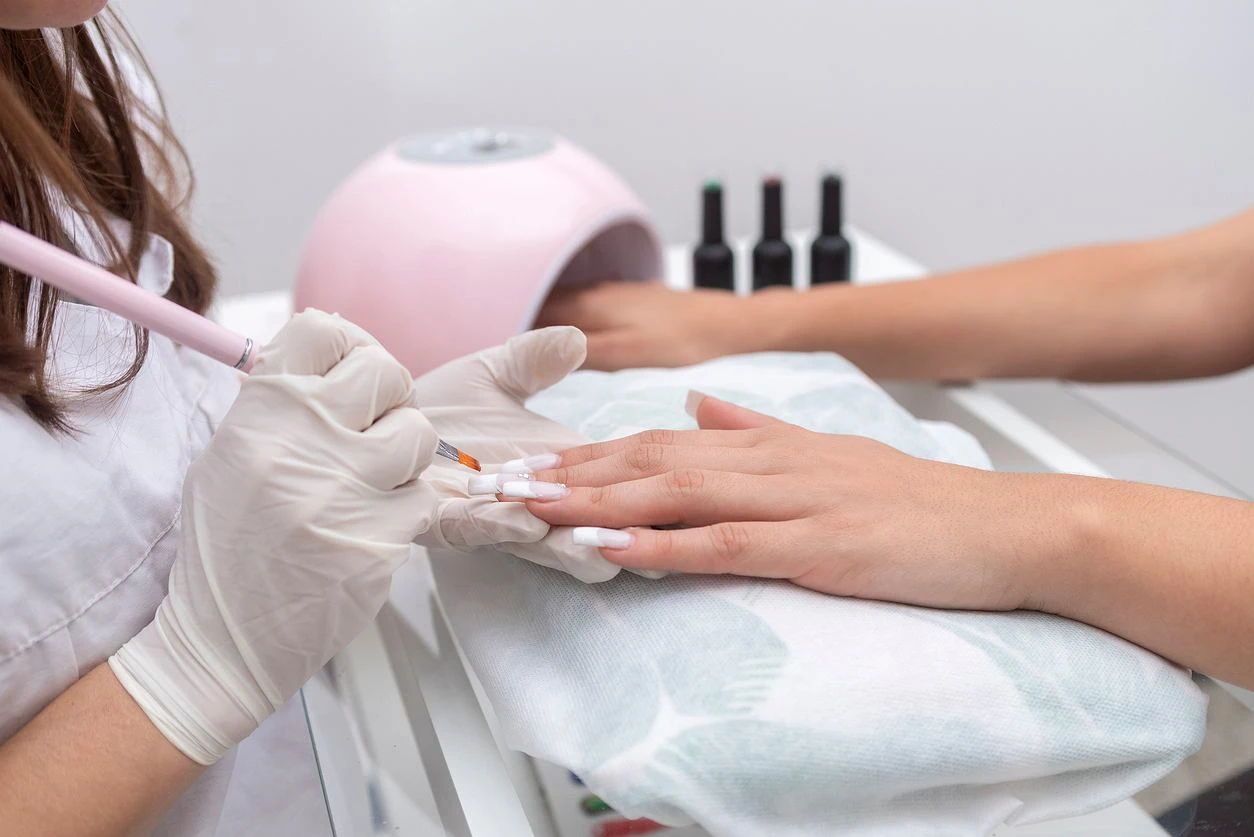 Czas porzucić baby boomer i poprosić stylistkę o dopamine nails. Mała rzecz, a cieszy