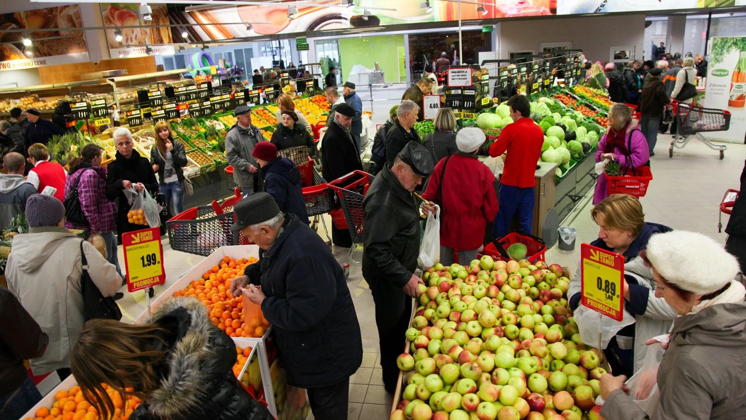 Masowo przyjeĹźdĹźajÄ na zakupy do Polski. Dla nich jest tanio. 