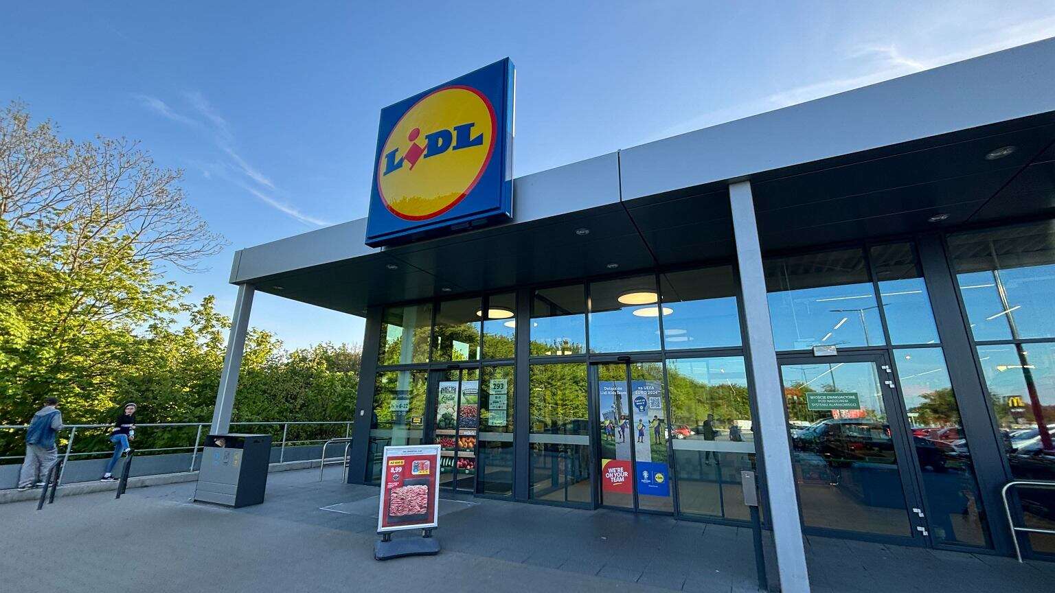 Lidl zaszalał! Tylko 73 zł. Tyle zapłacisz za wyszczuplający strój kąpielowy. Co na to Bonprix?