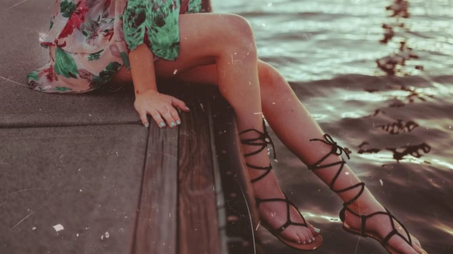 Te sandały wydłużają nogi! Najpiękniejsze modele na lato z wyprzedaży CCC i Deichmann