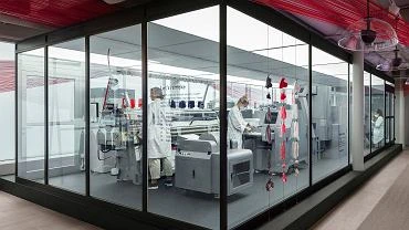 Sztokholm. Klienci H&M mog przerobi uywane ubrania na nowe. Cay proces trwa pi godzin