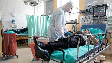 Koronawirus w Polsce. Kolejny rekord pobity - w cigu doby zmaro 75 zakaonych pacjentw