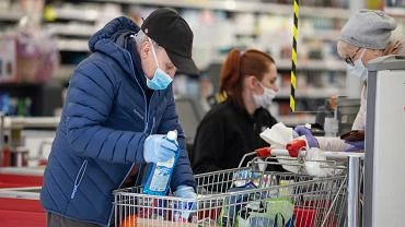 Ekspert: wirus nie sta si groniejszy, to ludzie zaczli go bagatelizowa. 