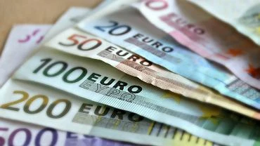 Kursy walut 02.10. Zoty dalej si umacnia i powoli odbija straty [kurs dolara, funta, euro, franka]