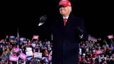 USA. Donald Trump kpi z lockdownw w Europie. Wedug naukowcw po jego wiecach mogo zakazi si 30 tys. osb