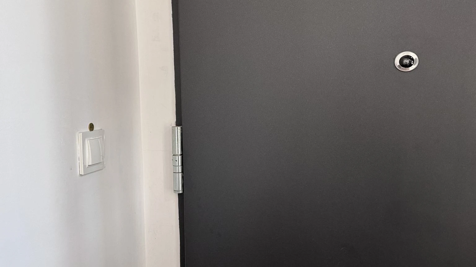 Nowa metoda złodziei krąży po sieci. Widzisz to na dzwonku? Mieszkanie jest na celowniku