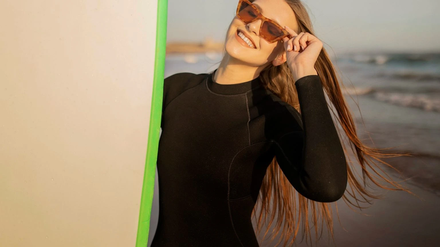 Zapomnij o skÄpych bikini. Latem 2026 rzÄdzi styl surfer girl. Szybko zdobyĹ serca kobiet