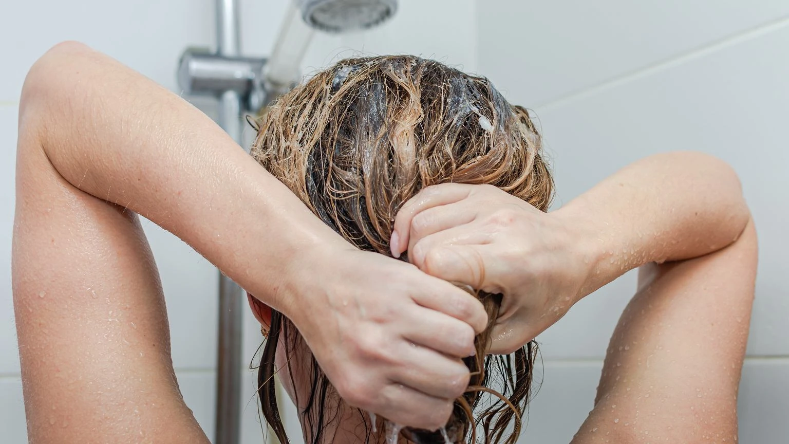 Ĺťadne kosmetyczne cuda. Co na oklapniÄte wĹosy? Dwa darmowe triki. 