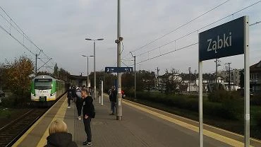 Zbki. Wysiad z pocigu i poszed do sklepu. Zapomnia, e na peronie zostawi dzieci