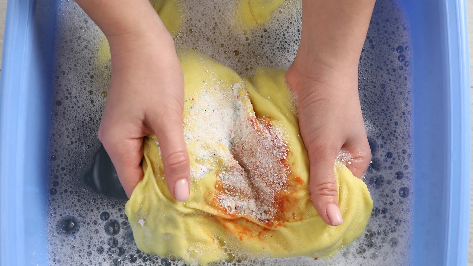 WyciÄga tĹuszcz z tkaniny jak magnes. Kosztuje mniej niĹź kawa