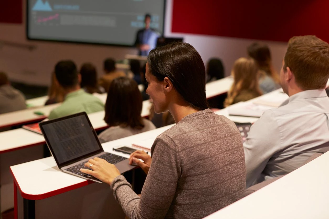Sfinansują studia, a potem umorzą kredyt. Warunek? Praca w budżetówce przez 10 lat. 
