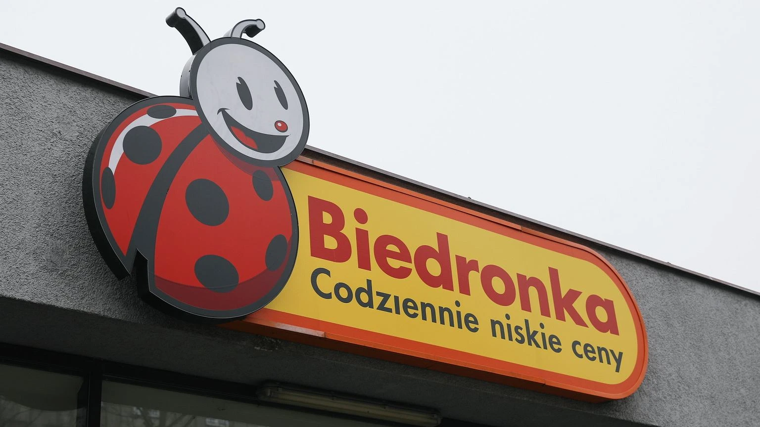 Sztos oferta Biedronki rozgrzała tłumy. Wrzuć do koszyka, a prezent masz za 