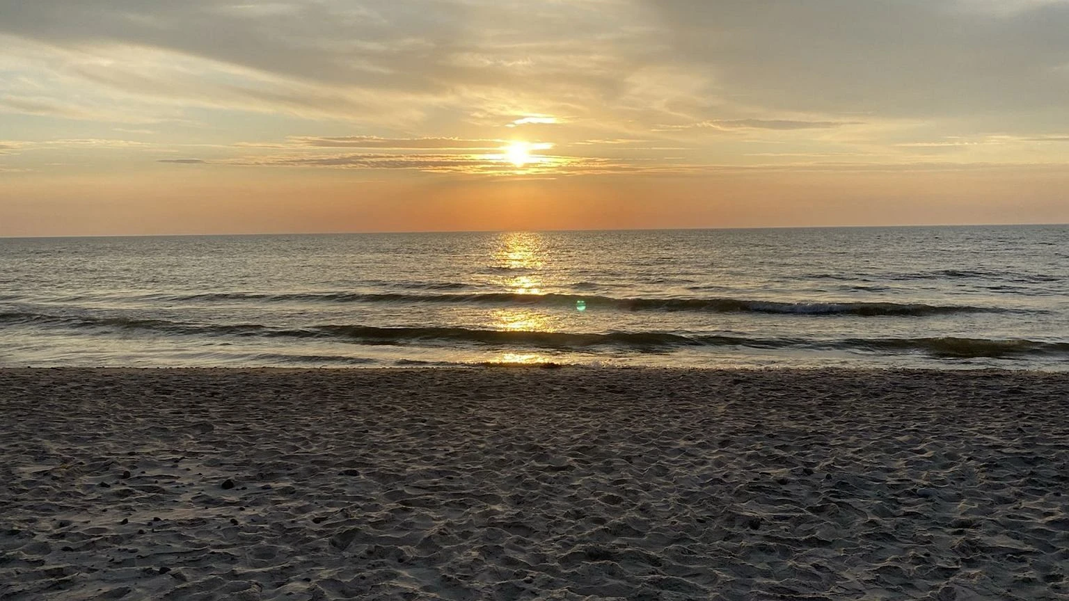 Już nie Ustka i Rowy. Możesz odwołać nocleg i jechać tam. Na plaży są pustki